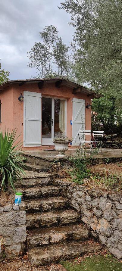 Maison d’hôte pour 2 personnes, avec Jacuzzi et Terrasse ainsi que Jardin et Piscine à Tourrettes