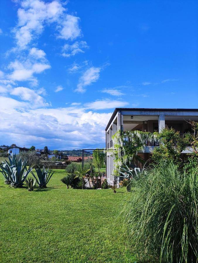 B&b per 2 persone, con Terrazza e Giardino nonché Piscina e Panorama a Padenghe sul Garda