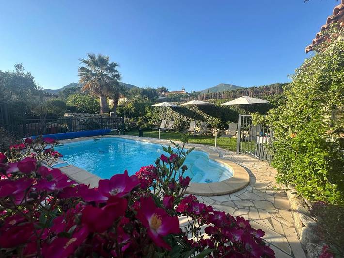 Maison d’hôte pour 2 personnes, avec Terrasse et Jardin ainsi que Piscine et Vue
