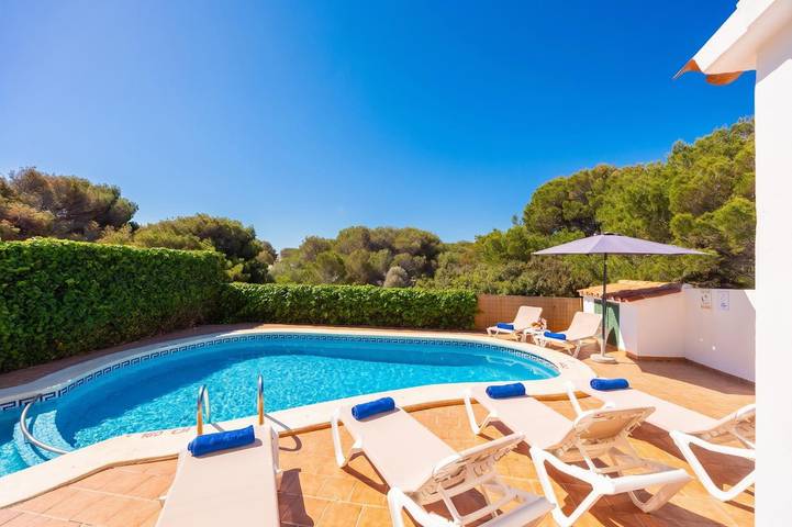 Location de vacances pour 6 personnes, avec bassin pour enfant et vue sur l’océan ainsi que terrasse et jardin à Arenal d'en Castell - 4