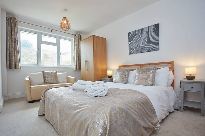 Entire apartment, Anneth Lowen is a large four-bedroom detached house, just a short stroll from the bustling beaches o in Polzeath, Pentire Point - Widemouth