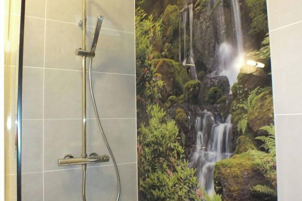 Entire apartment, Residence Mifaly - Red and white decor apartment in Châteauroux, Châteauroux region