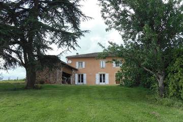 Gîte pour 6 personnes, avec jardin à Puycelsi