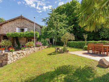 Gîte pour 2 personnes, avec jardin ainsi que terrasse et piscine à Roussines