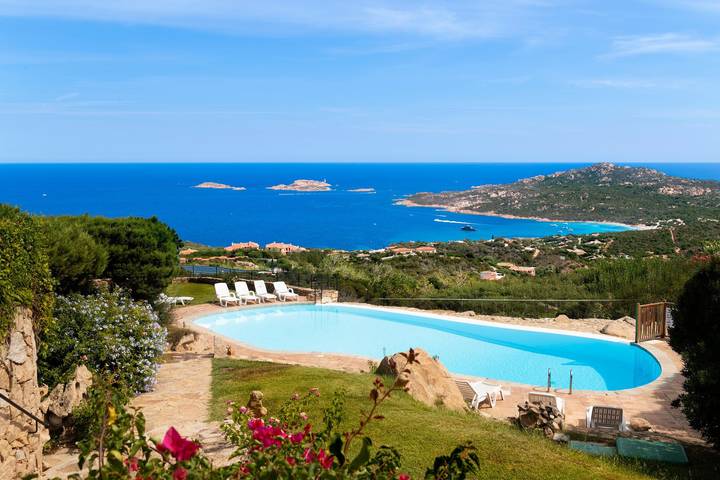 Appartamento intero, Appartamento "Infinite Blue Porto Cervo" con vista mare, piscina condivisa e Wi-Fi in Pantogia, Arzachena