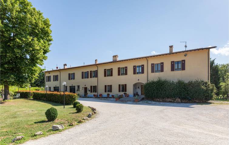 120sqm Apt con aparcamiento, piscina y jardín in Nocera Umbra, Provincia de Perugia