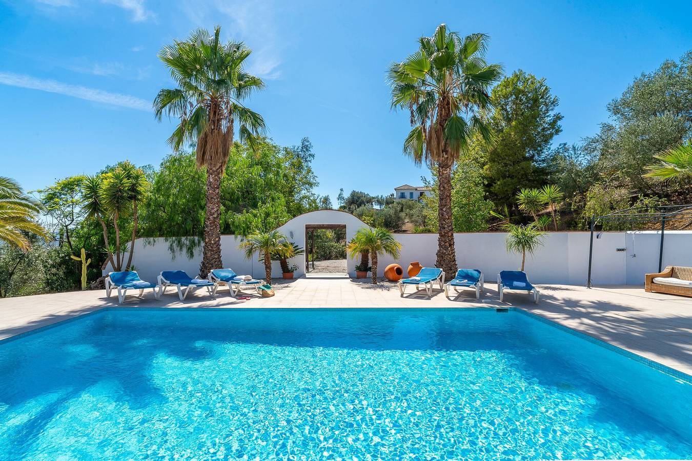 Villa Monterosa con vistas al lago y a la montaña, piscina, jardín y Wi-Fi in Viñuela, Provincia de Málaga