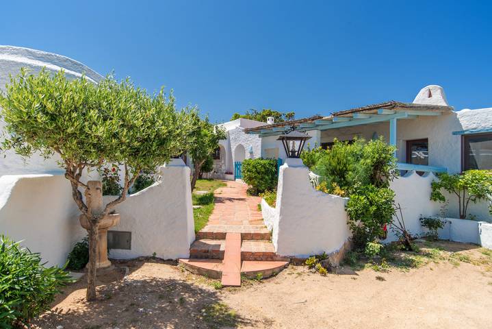 Cottage Penelope: charming Mediterranean house near the beach with garden and terrace in Punta Sardegna, Palau (Sardinia)