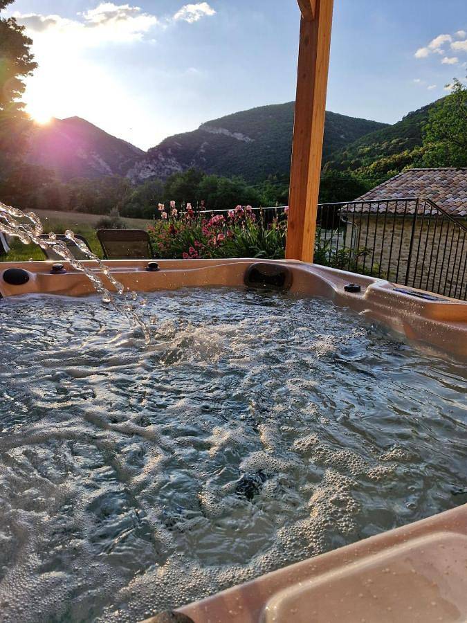 Location de vacances pour 8 personnes, avec jardin et jacuzzi à Roche-Saint-Secret-Béconne
