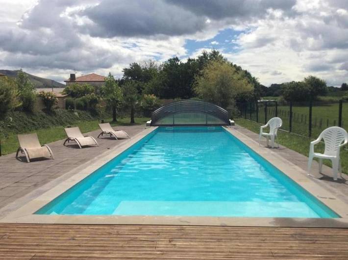 Location de vacances pour 12 personnes, avec vue ainsi que terrasse et piscine à Mendionde