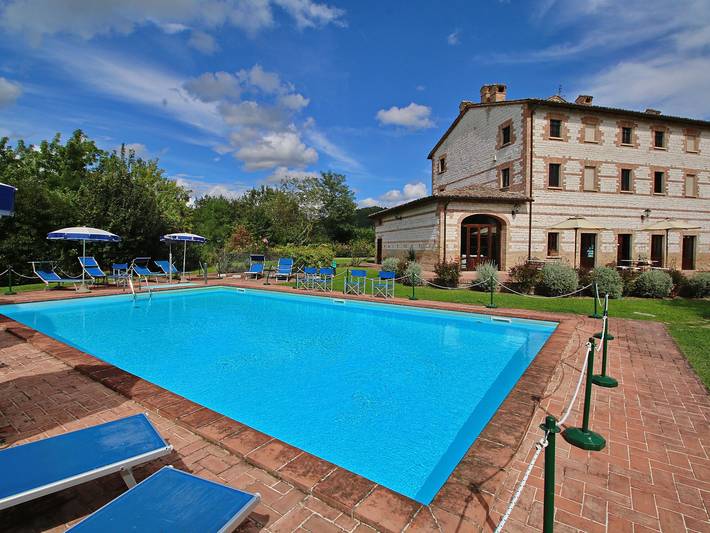 Agriturismo per 4 persone, con Terrazza e Giardino nonché Piscina a Urbania