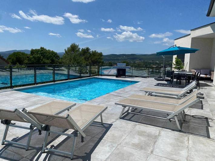 Location de vacances pour 8 personnes, avec piscine ainsi que vue et jardin à Saint-Julien-les-Rosiers - 4