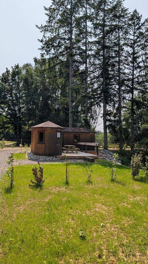 Gîte pour 2 personnes, avec terrasse et vue ainsi que vue sur le lac et sauna, animaux acceptés à Roye