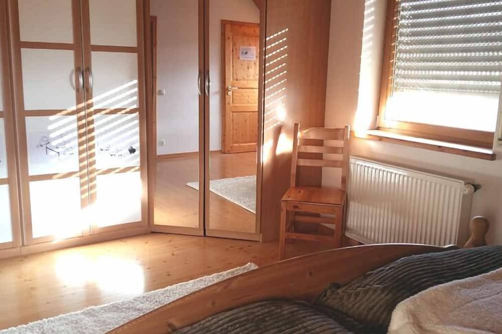 Ganze Wohnung, Gemütliche Ferienwohnung (92qm) mit Kaminofen und Balkon in Bürgstadt, Fränkisches Weinland