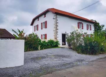 Gîte pour 4 personnes, avec terrasse à Urt