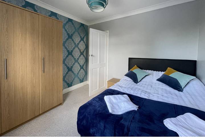 4 Bed  House Sleeps 8 - Enclosed Garden - Parking in Luton, Chiltern Hills