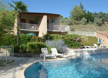 Gîte pour 2 personnes, avec jardin ainsi que vue et piscine, animaux acceptés à Gréoux-les-Bains