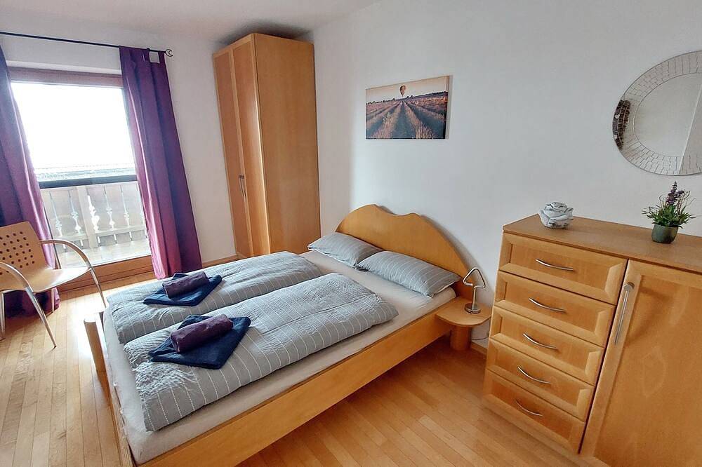 Ferienhaus für 8 Personen, 190 qm, 4 Schlafräumen, 2 Bäder, Terrasse und Garten in Breitbrunn am Chiemsee, Chiemsee