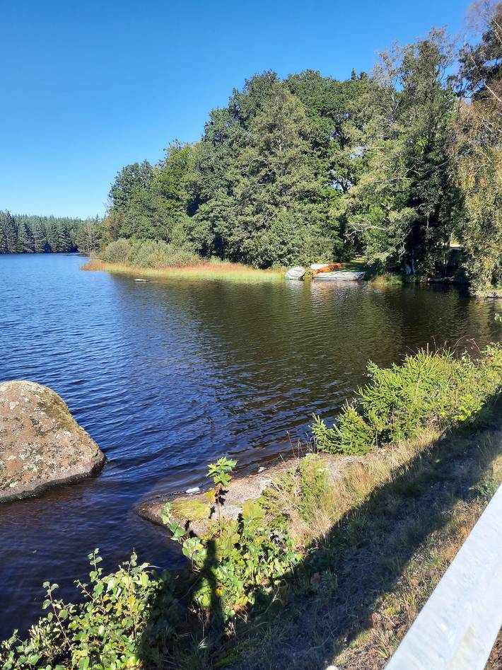 Ferienhaus mit Gästehütte nur 40 Meter vom Wasser in Svenska Östersjön