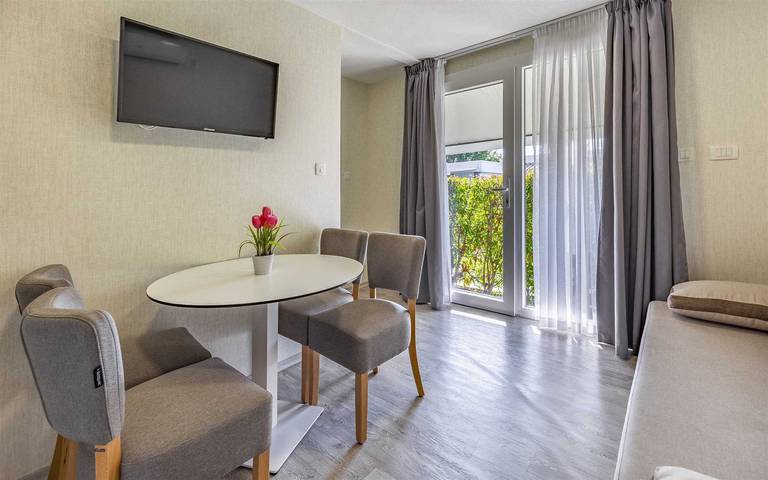 Wohnwagen für 6 Personen, mit Pool und Balkon, kinderfreundlich in Banjole - 2