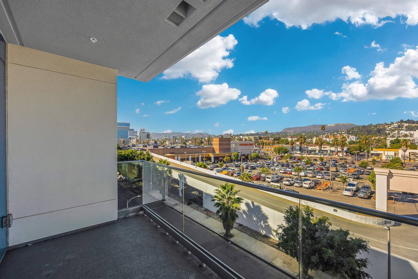 Entire apartment, Luxury 3Br Hollywood Sign View by Oneluxstay in Hollywood, Los Angeles