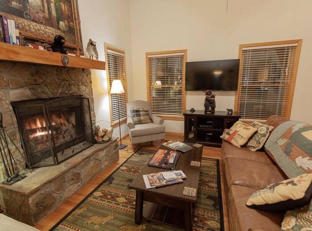 High Speed Fiber Optic Wifi; Tranquil Treehouse on 2.5 Acres; Affordable Luxury in Macon County