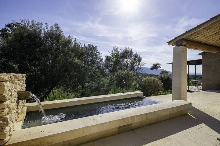 Location de vacances pour 2 personnes, avec terrasse ainsi que jardin et piscine à Ménerbes