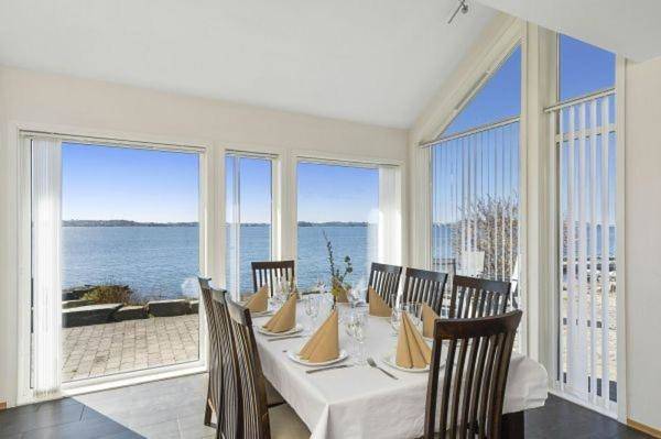 Ferienwohnung für 8 Personen, mit Balkon und Terrasse sowie Ausblick in Rennesøy