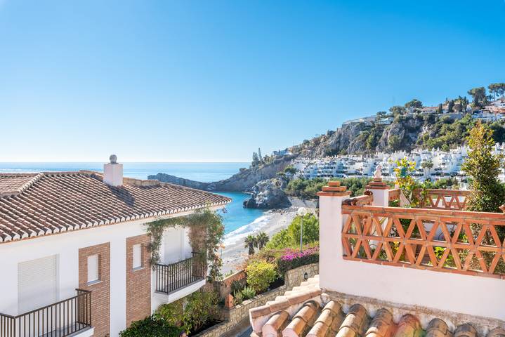 "Beautiful modern Townhouse" Near the Beach with Sea View, Pool, Wi-Fi, A/C, Terrace & Garden in Playa de los Berengueles (Almuñecar), Almuñecar