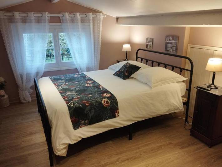 Location de vacances pour 4 personnes, avec terrasse ainsi que vue et jardin à Montpon-Ménestérol - 2