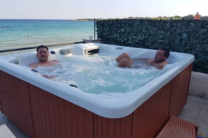 Villa al mare a Fontane Bianche, Siracusa, direttamente sul mare con Jacuzzi. in Lido Sayonara, Siracusa