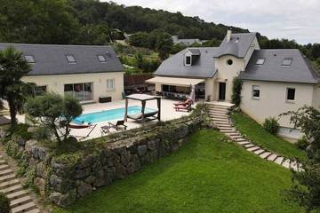 Gîte pour 14 personnes, avec jardin et terrasse, animaux acceptés à Montgaillard (Hautes-Pyrénées)