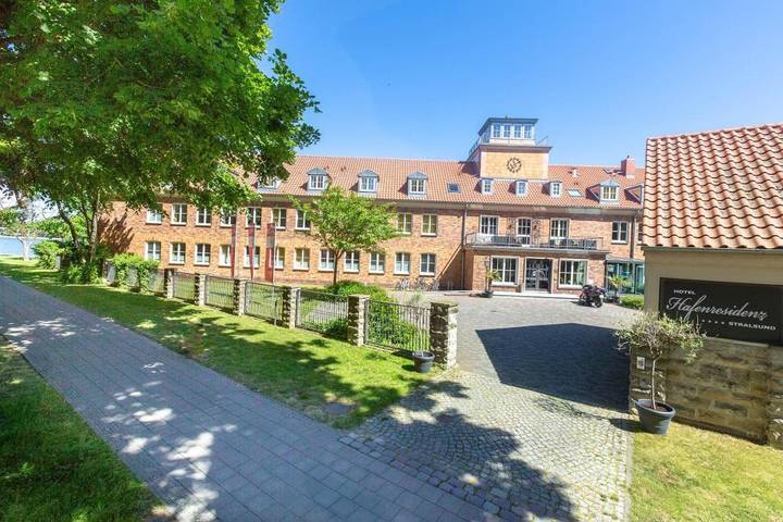 Hotel, mit Terrasse und Sauna sowie Ausblick beim Ozeaneum Stralsund