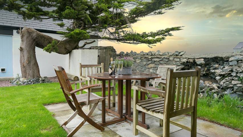 Log cabin for 4 people on the Isle of Anglesey
