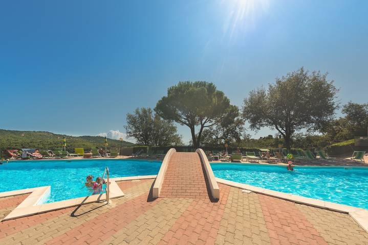 Nuova gestione Casa Vacanze Villaggio Colombo V3 con giardino e piscina condivisa in Andora, Riviera di Ponente