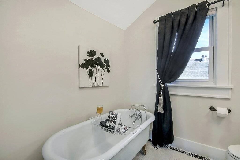 Bluebird Bungalow Spacious Home Ideal for Families and Large Groups in Wichita, Kansas