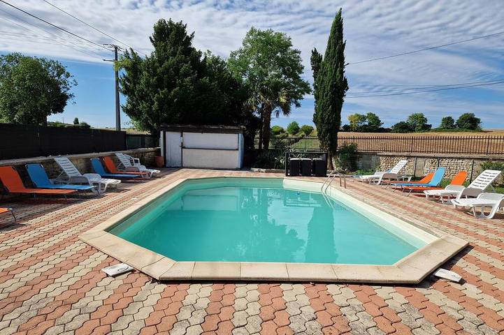 Location de vacances pour 6 personnes, avec Terrasse ainsi que Jardin et Piscine à Saint-Martin-de-Juillers