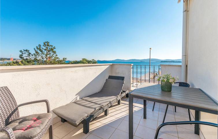 Ganze Ferienwohnung, Gemütliche Ferienwohnung mit Meerblick, Terrasse und Parkplatz, 800 m vom Strand entfernt in Općina Sveti Filip i Jakov, Zadar
