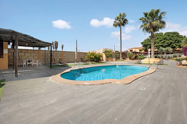 Apartamento entero, Apartamento vacacional 'Finca La Bonita Ap P1' con piscina, terraza compartida y Wi-Fi in Arona , Tenerife Sur
