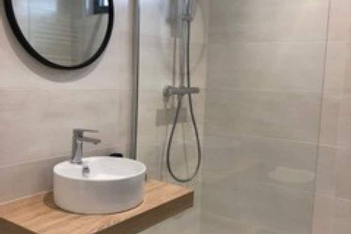 Muy bonita casa renovada en 2019 pies en el agua in Treffiagat, Region de Quimper