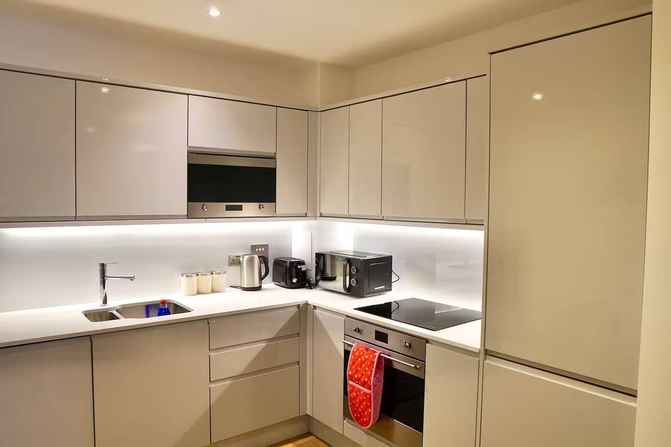 Entire holiday apartment, 1 Bed Apartment- Sleeps 2, Parking, Pets Allowed in Birmingham, Birmingham Area