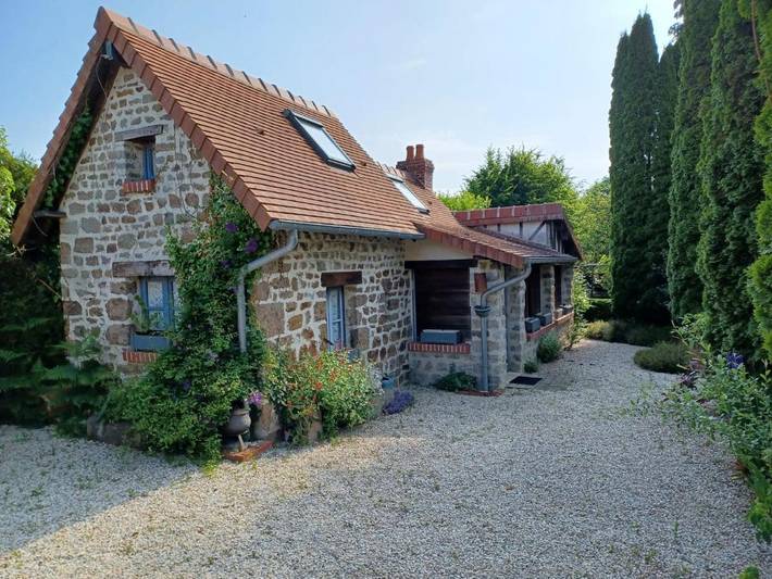 Location de vacances pour 3 personnes, avec piscine ainsi que jardin et vue à Saint-Denis-de-Villenette - 2