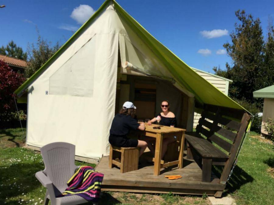 Camping Paradis - Le Grand R  - Tienda de lona y madera 4 personas - Lodge Sahari con baño privado in L'Aiguillon-la-Presqu'île, Vandea