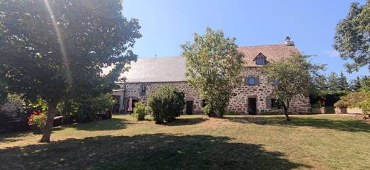 Gîte pour 8 personnes, avec terrasse et jardin à Valuéjols