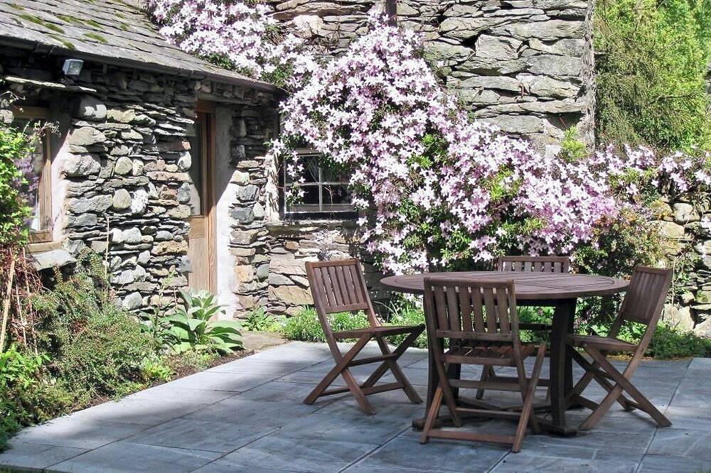 Mill Cottage, Hartsop, a cosy bijou hide-away surrounded by mountains in Glenridding, Lake District