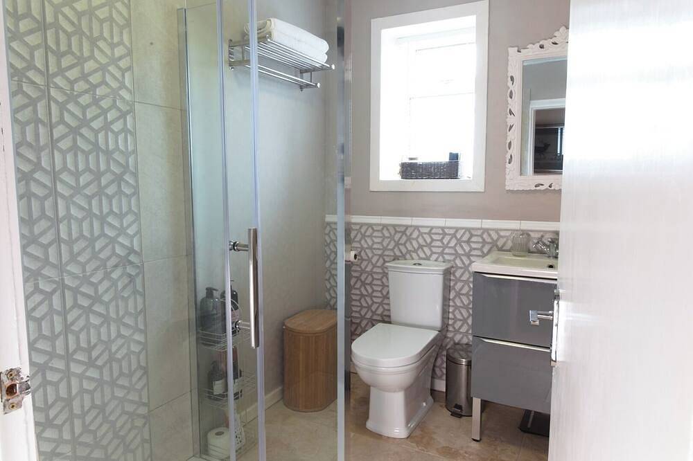 Ganze Wohnung, Cosy 1-Bedroom Flat, Walk to Beaches in Troon, Firth Of Clyde
