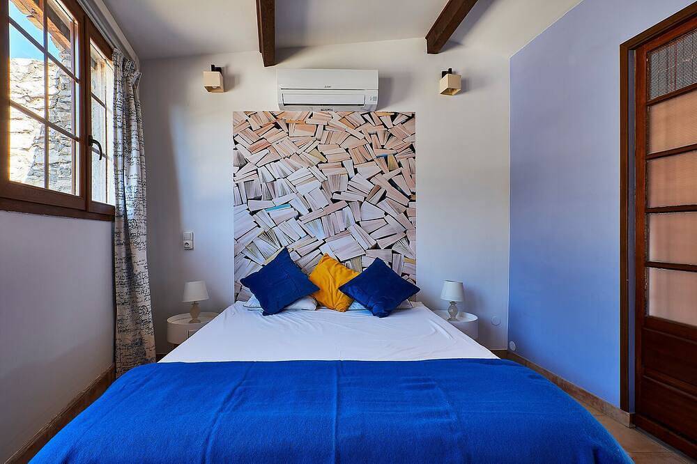 Provencal farmhouse in central Provence in Caumont-sur-Durance, Vaucluse