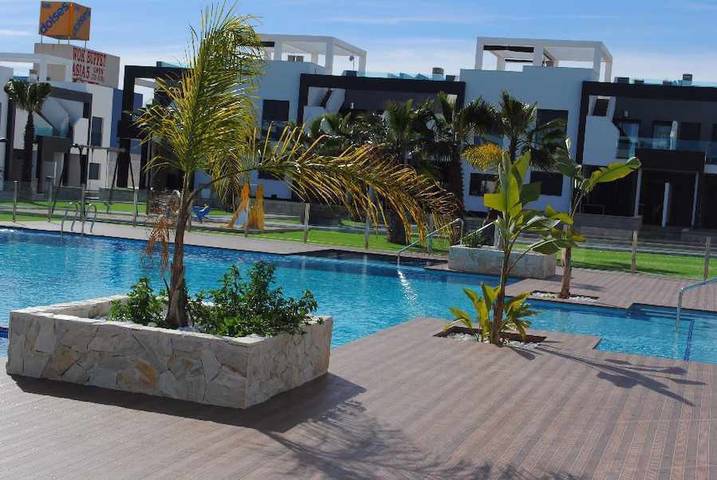 Ferieleilighet for 5 personer, med Terrasse og Hage i tillegg til Barnebasseng i La Zenia
