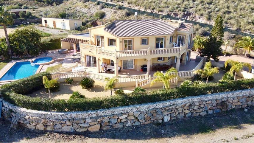Chalet para 12 personas, con Balcón y Jacuzzi además de Terraza y Jardín en Provincia de Almería