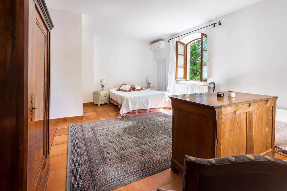 Villa Des Papes - Three Bedroom Villa, Sleeps 8 in Le Pontet, Vaucluse